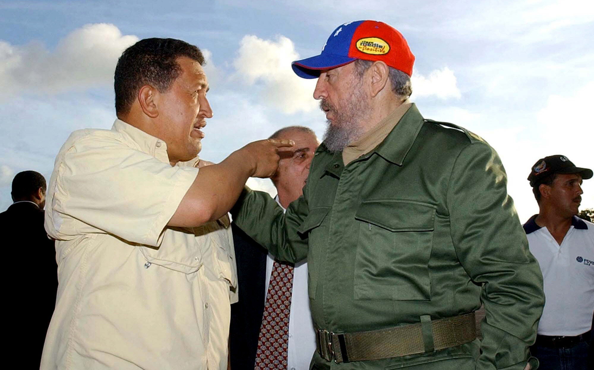 Amb la caiguda de la Unió Soviètica, principal sustent de Cuba, la Veneçuela d’Hugo Chávez va agafar-ne el relleu, fins a convertir-se en el principal aliat del règim dels Castro (EFE)