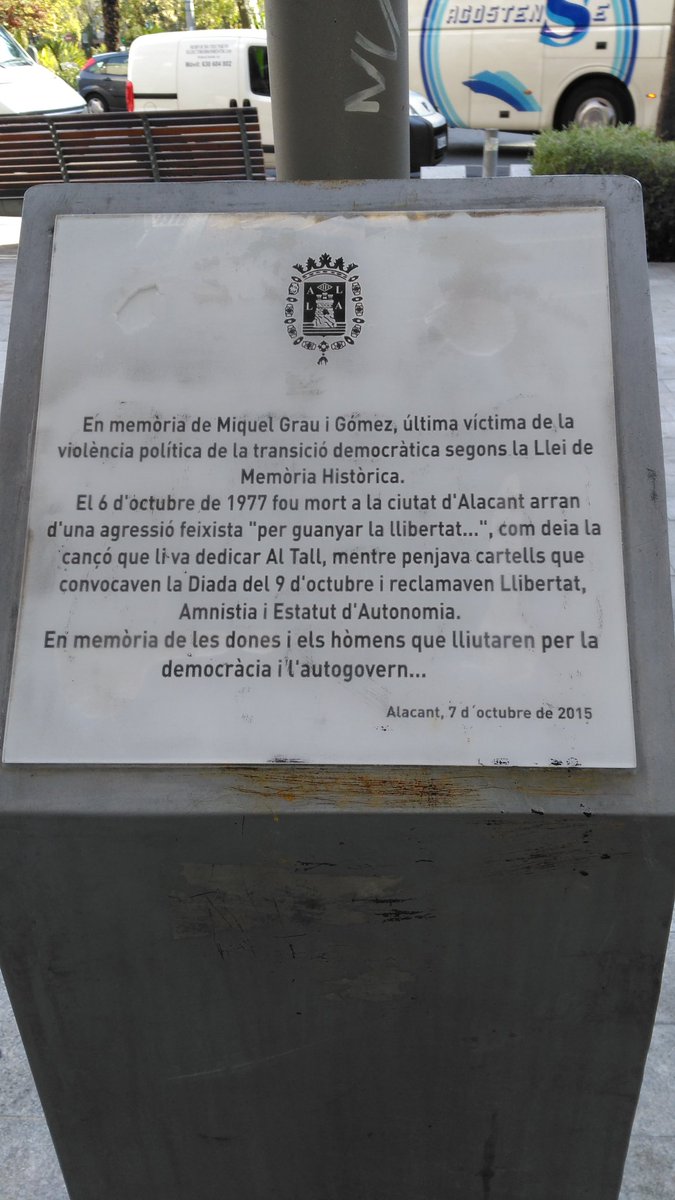 Imatge del monòlit dedicat a Miquel Grau, constantment atacat