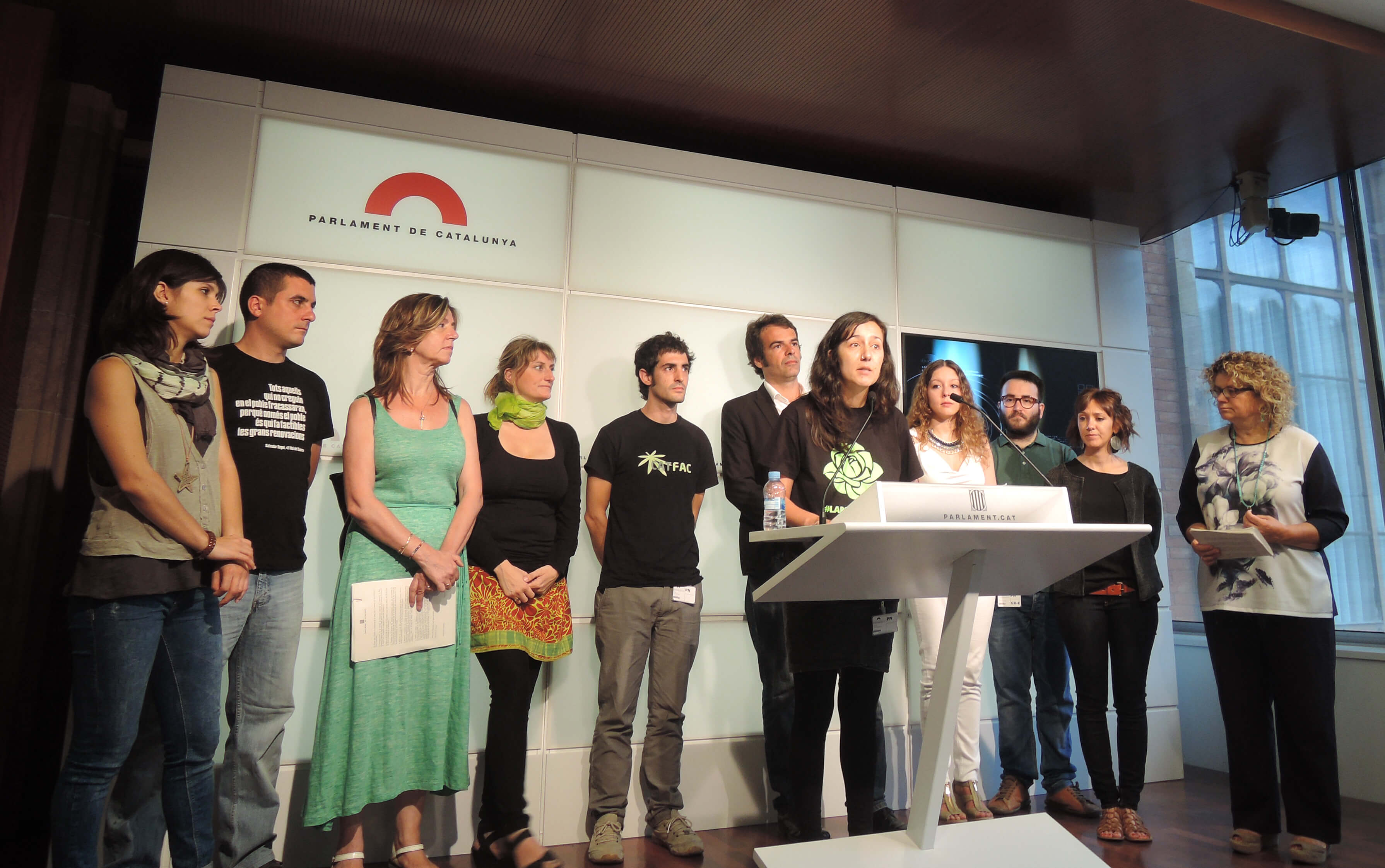 Després de recollir gairebé 60.000 firmes, el moviment civil català va presentar al Parlament una iniciativa legislativa popular (ILP) per a la regulació de les associacions cannàbiques, que va ser admesa a tràmit amb els vots de tots els grups parlamentaris, excepte el Partit Popular.