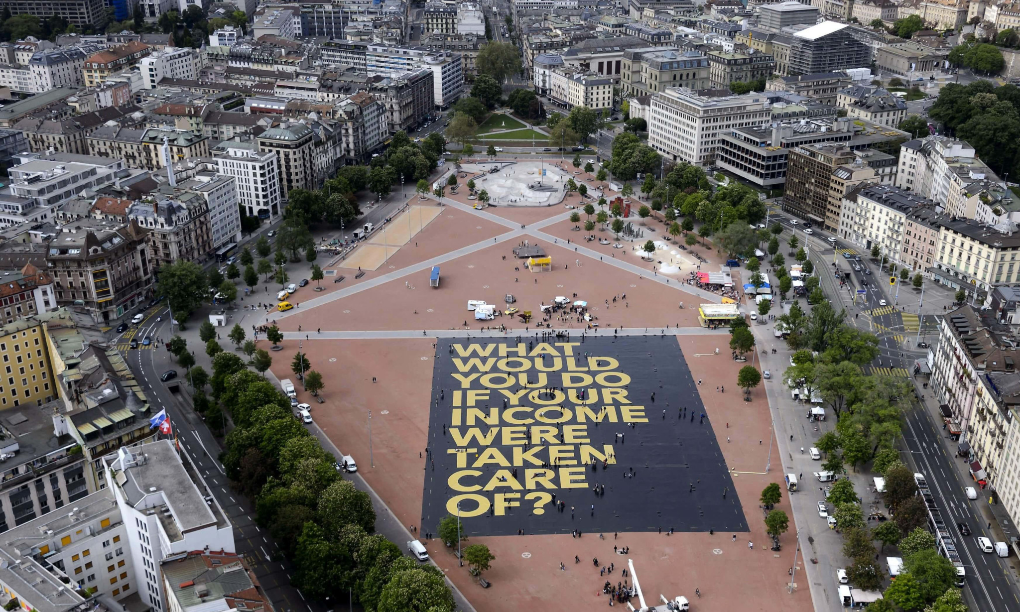“Què faries si tinguessis una renda garantida?”. Aquest pòster, col·locat en una plaça de Gènova, fa referència a un dels avantatges més importants per als defensors de la renda bàsica: les persones serien més lliures per decidir què fer amb la seva vida.