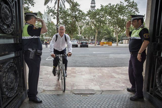 L'alcalde de València, Joan Ribó arribant en bicicleta a l'Ajuntament / Miguel Lorenzo