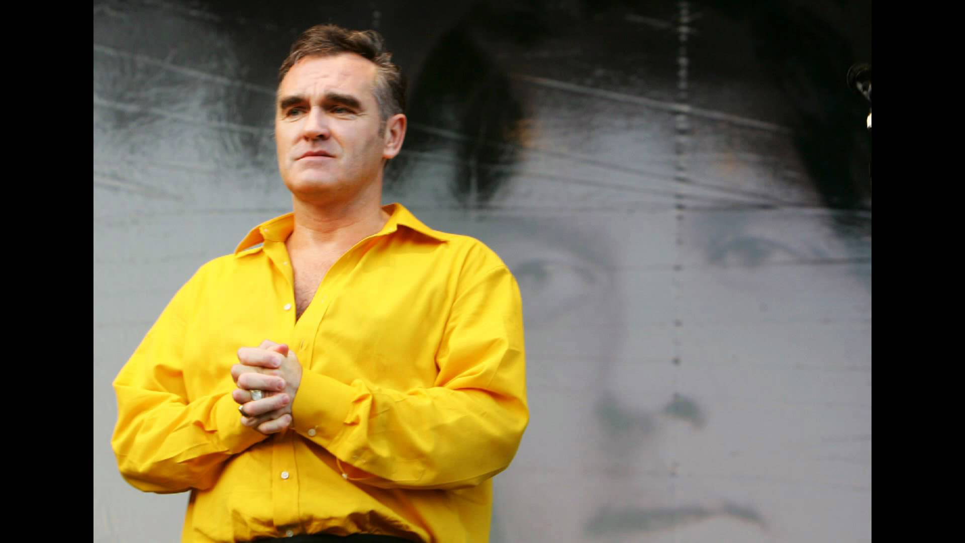 Morrissey, durant la seua actuació al Festival de Benicàssim de 2006. De fons, Oscar Wilde.
