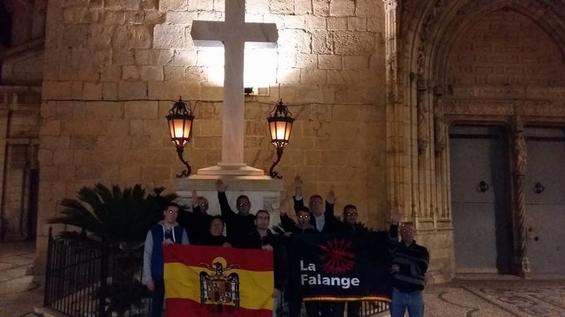 Un grup de feixistes es fotografien a la Cruz de los Caídos de Callosa de Segura