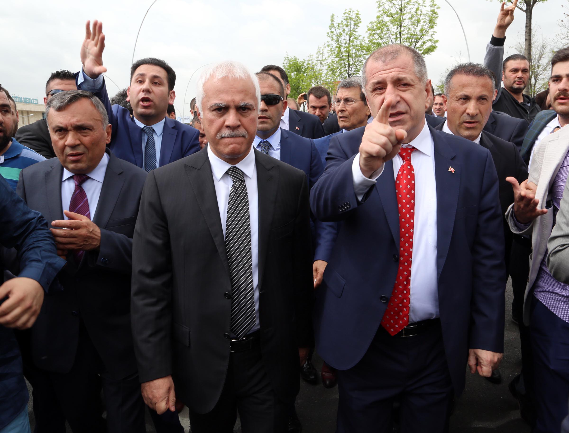 Amb corbata roja, Ümit Özgdag, l’home de l’MHP que podia fer ombra a Bahçeli, dins del partit, i a Erdogan, a Turquia. Ja està fora de joc.
