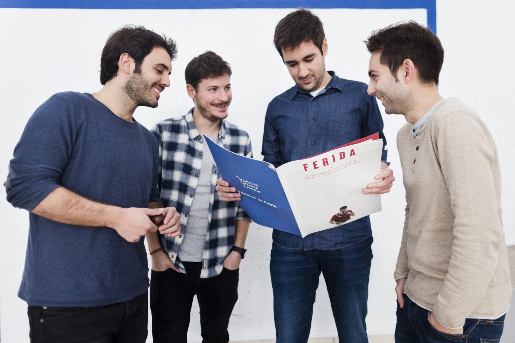 D'esquerra a dreta, Àlex Martínez Orts, Pedro Valero, Toni Mateo i Álex Zahínos fullejant un exemplar de Freida al trinquet de Pelayo, al centre de València / Germán Caballero