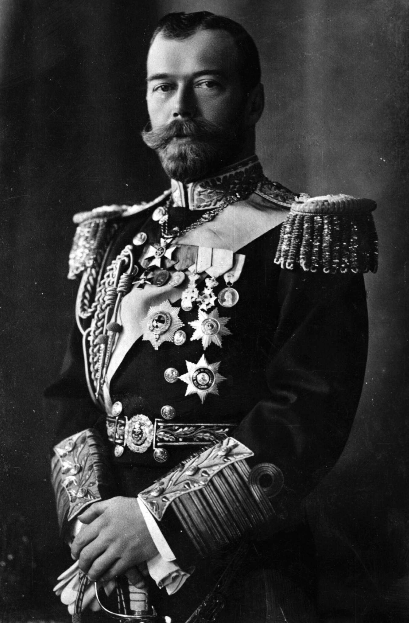 La revolució de 1905 mostrà la debilitat del règim tsarista i la de febrer de 1917 suposà la caiguda de la monarquia russa. L’arribada a Rússia des de l’exili de Lenin, l’abril de 1917, precipità els esdeveniments i radicalitzà la situació política a favor dels bolxevics.