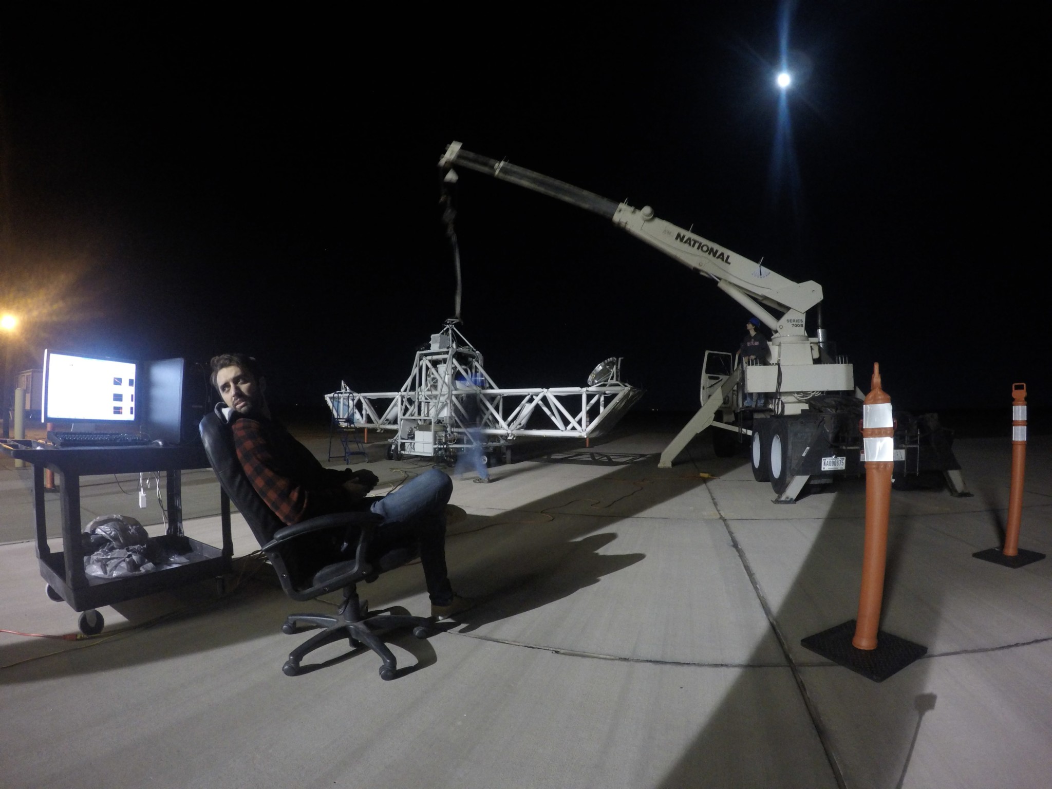 Jordi Vila a les instal·lacions exteriors del centre Goddard de la NASA, fent proves amb el telescopi BETTII, que es llançarà al juny. L’enginyer va arribar a la NASA fa 3 anys per fer el projecte de final de carrera i ja s’hi va quedar.