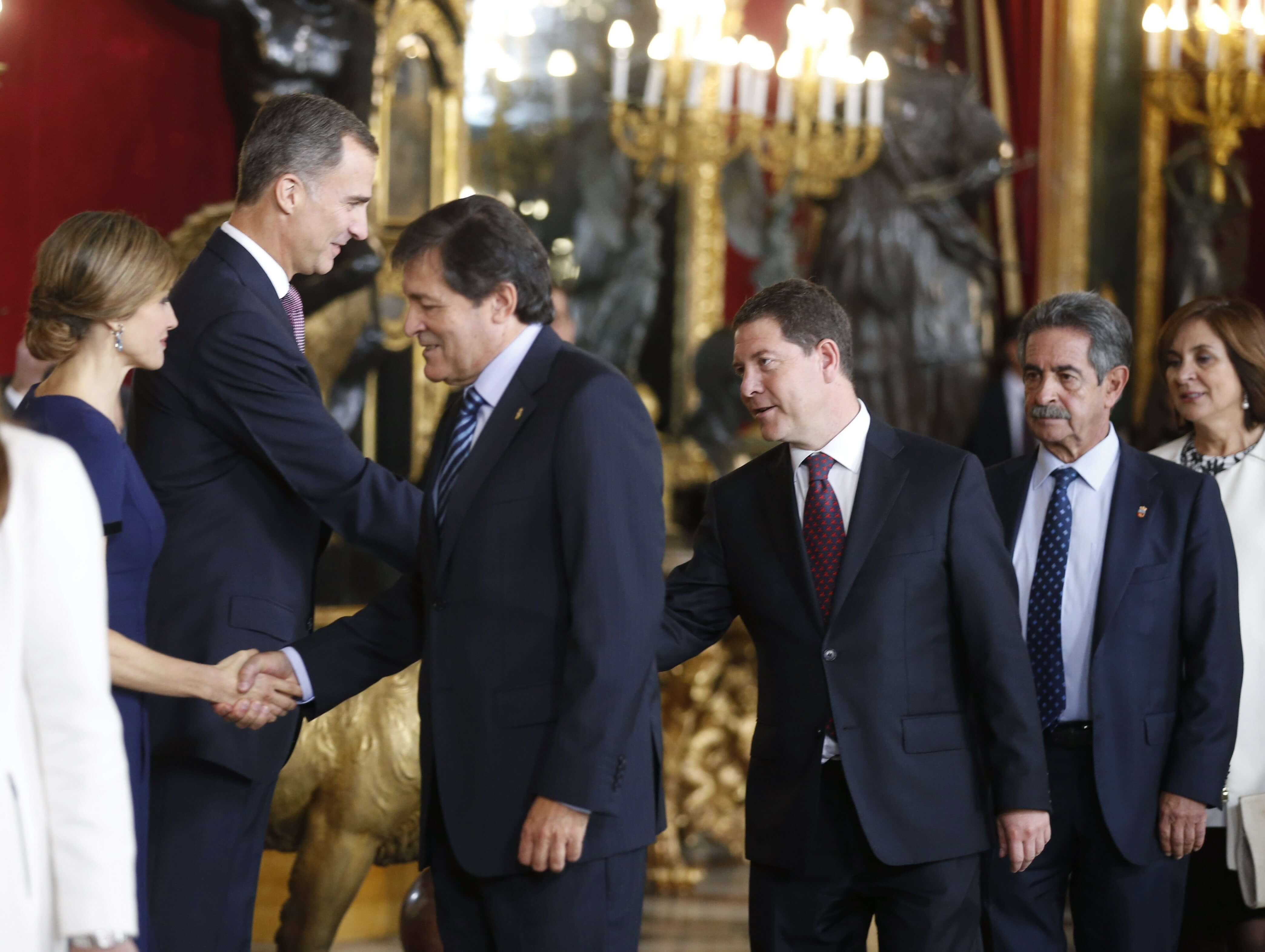 Javier Fernández, president d'Astúries i de la gestora del PSOE, amb el president de Castella-la Manxa, Emiliano García Page, saluden els reis d'Espanya / Efe