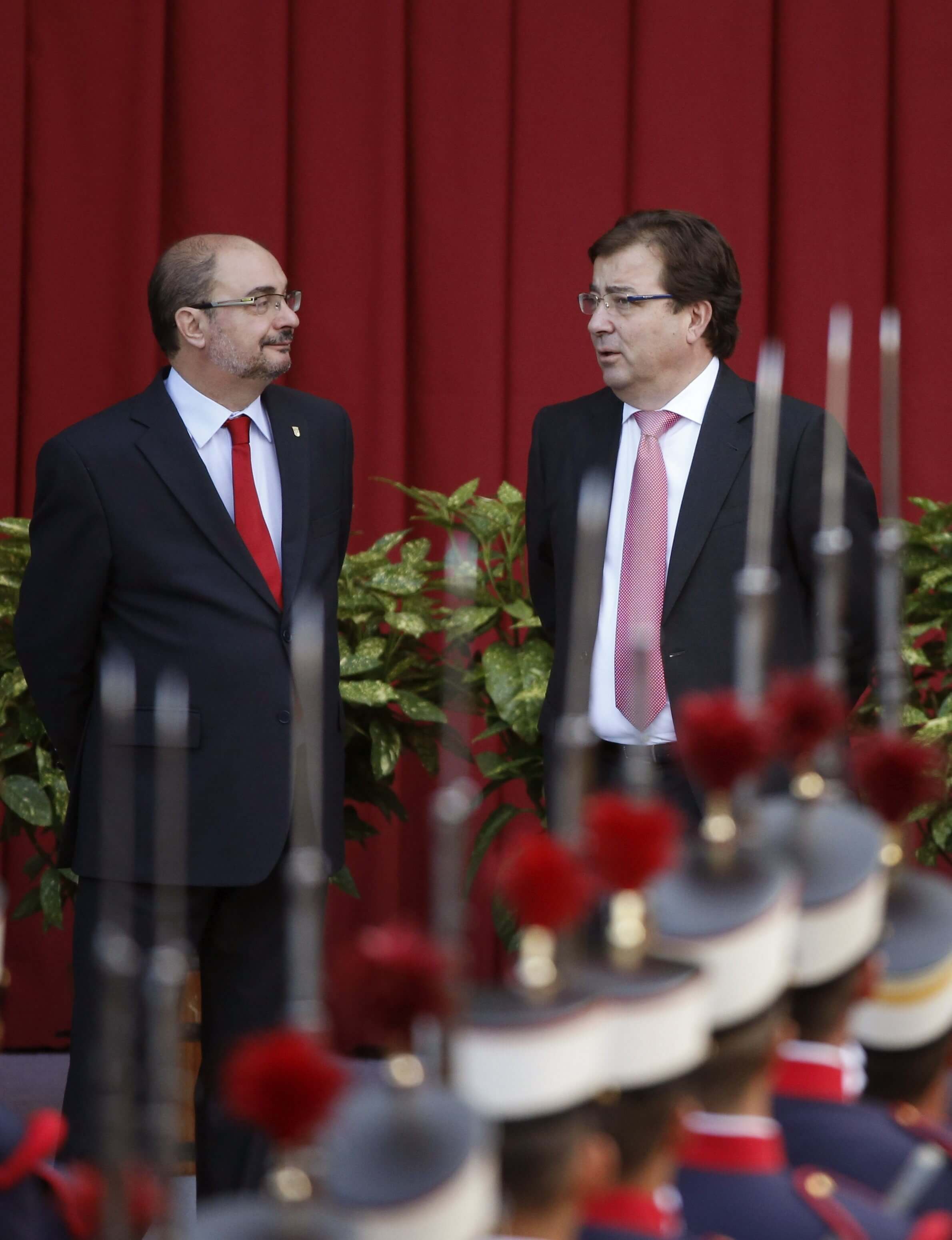 Els presidents aragonès i extremeny, Javier Lambán i Guillermo Fernández Vara, conversen en un moment de la desfilada del dia de les Forces Armades. Amb Fernández i Page, són els principals suports autonòmics de Susana Díaz.