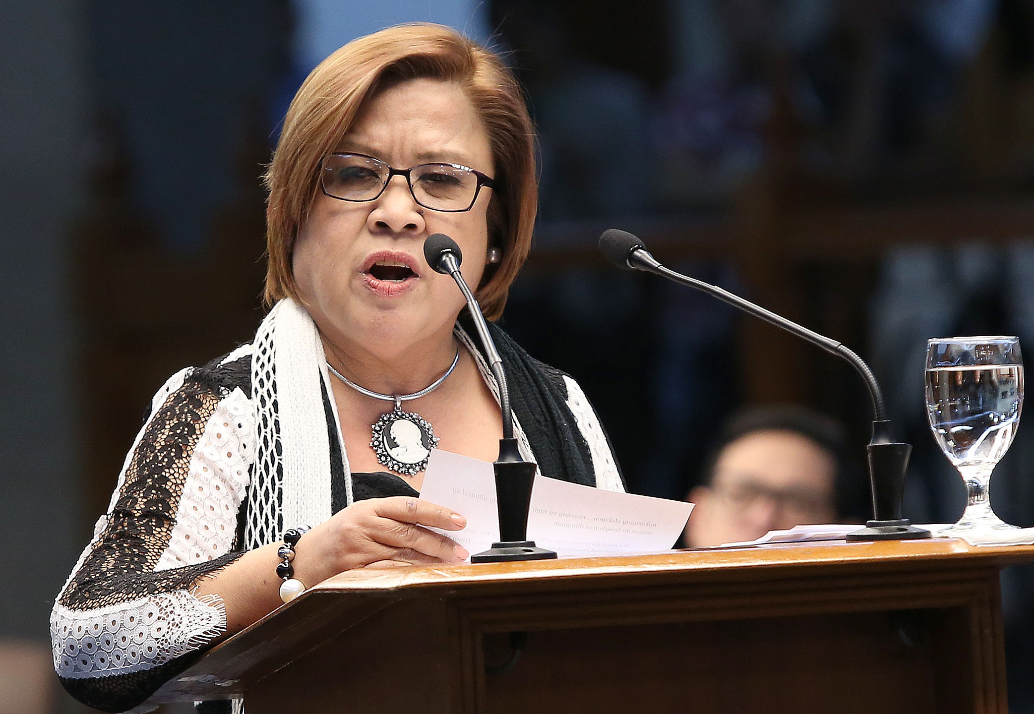 L’ex-ministra de justícia i ex-presidenta de la Comissió de Drets Humans, Leila de Lima, vol demostrar la culpabilitat de Duterte. Ara l’acusen a ella de traficar amb droga.