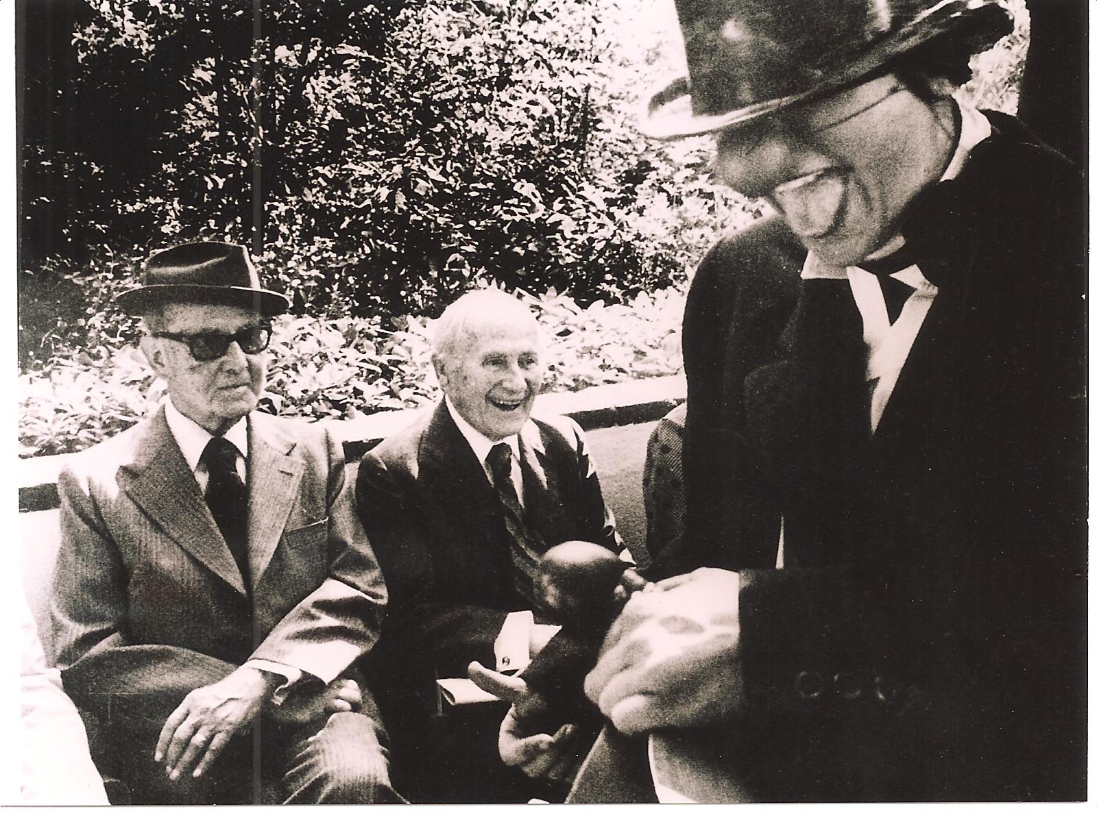El poeta J.V. Foix i Joan Miró observant plegats una actuació de Tortell Poltrona.