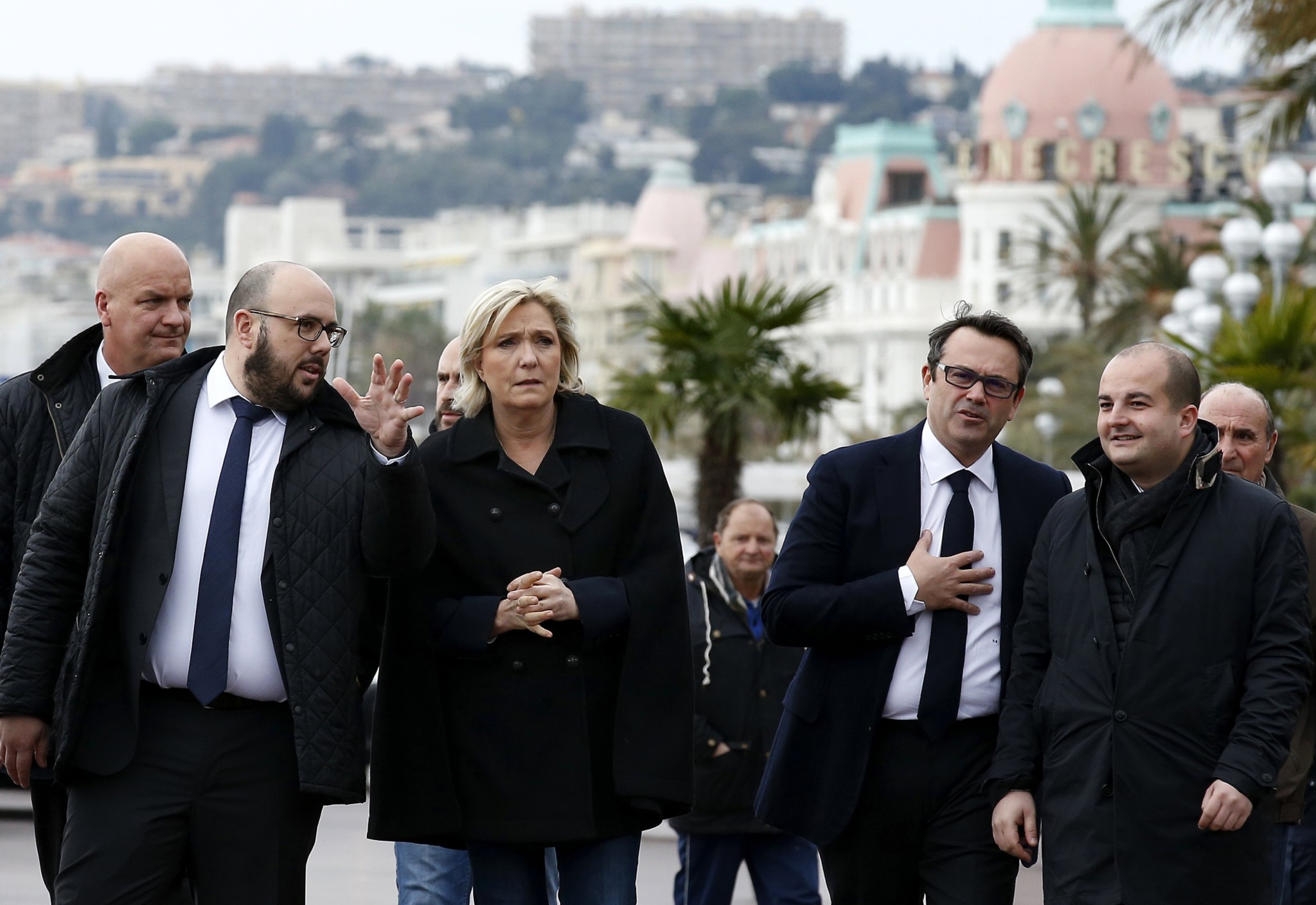 En primer pla, d’esquerra a dreta, el dirigent identitari Philippe Vardon, la candidata presidencial del Front Nacional Marine Le Pen, el conseller regional a PACA Olivier Bettati i l’alcalde de Fréjus David Rachline, durant una visita al passeig dels Anglesos de Niça el passat febrer / Efe