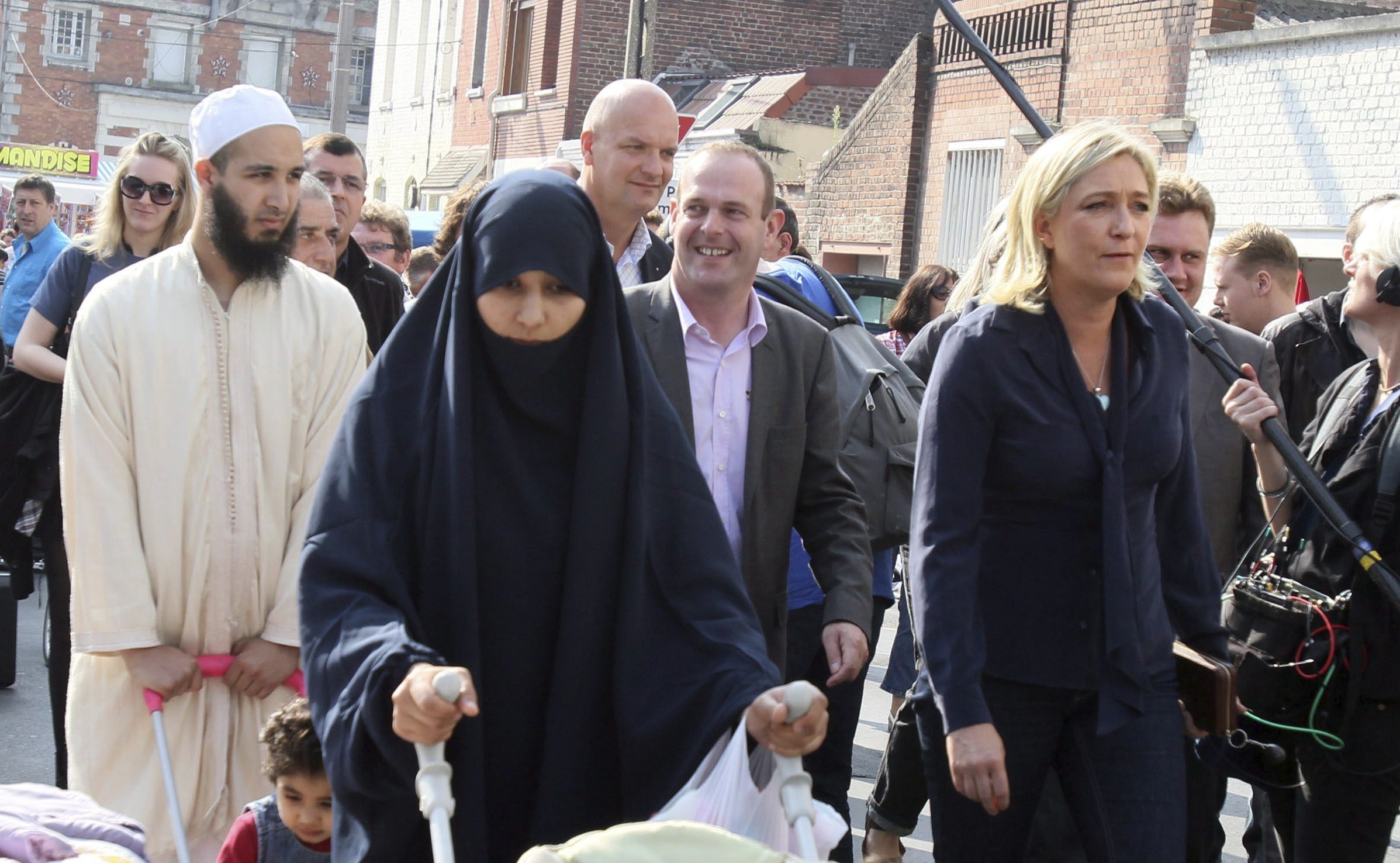 Marine Le Pen el 2011 durant una visita a Henin-Beaumont, al departament de Pas-de-Calais. Aquesta ciutat va caure en les eleccions municipals del 2014 en mans del Front Nacional / Efe
