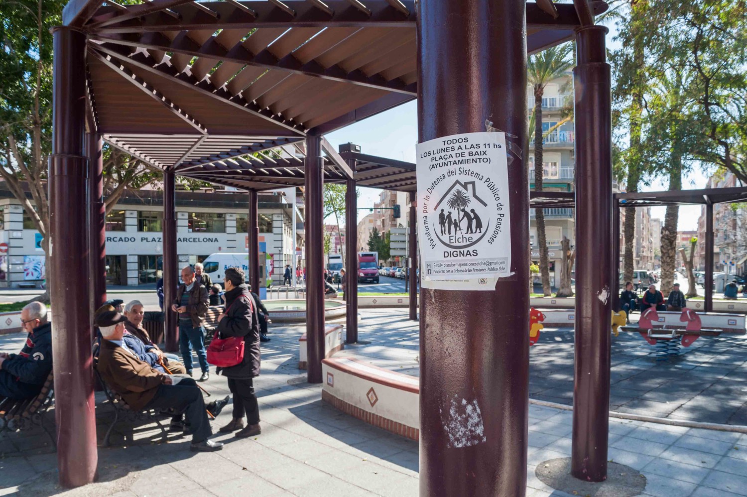 Plaça de Barcelona, a tocar d'on abans passava la via del tren i que ara ha esdevingut l'avinguda Llibertat