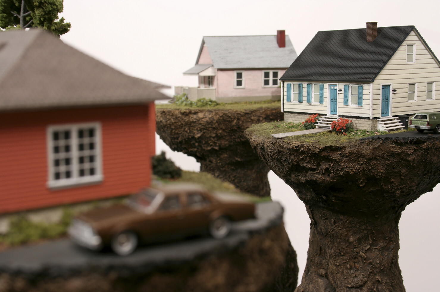 Maqueta de cases unifamiliars de l'exposició 'Subúrbia' al CCCB