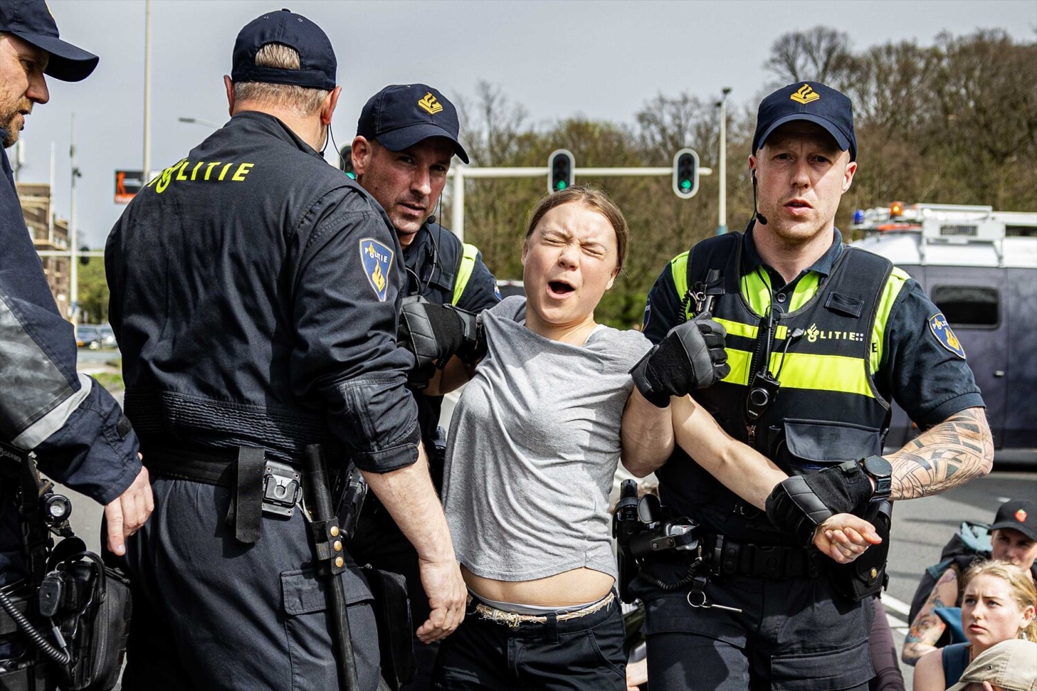 L'activista pel clima Greta Thunberg va ser detinguda per la policia durant un bloqueig a l'autopista de La Haia durant una protesta del grup Extinction Rebellion (XR) el 6 d'abril de 2024.