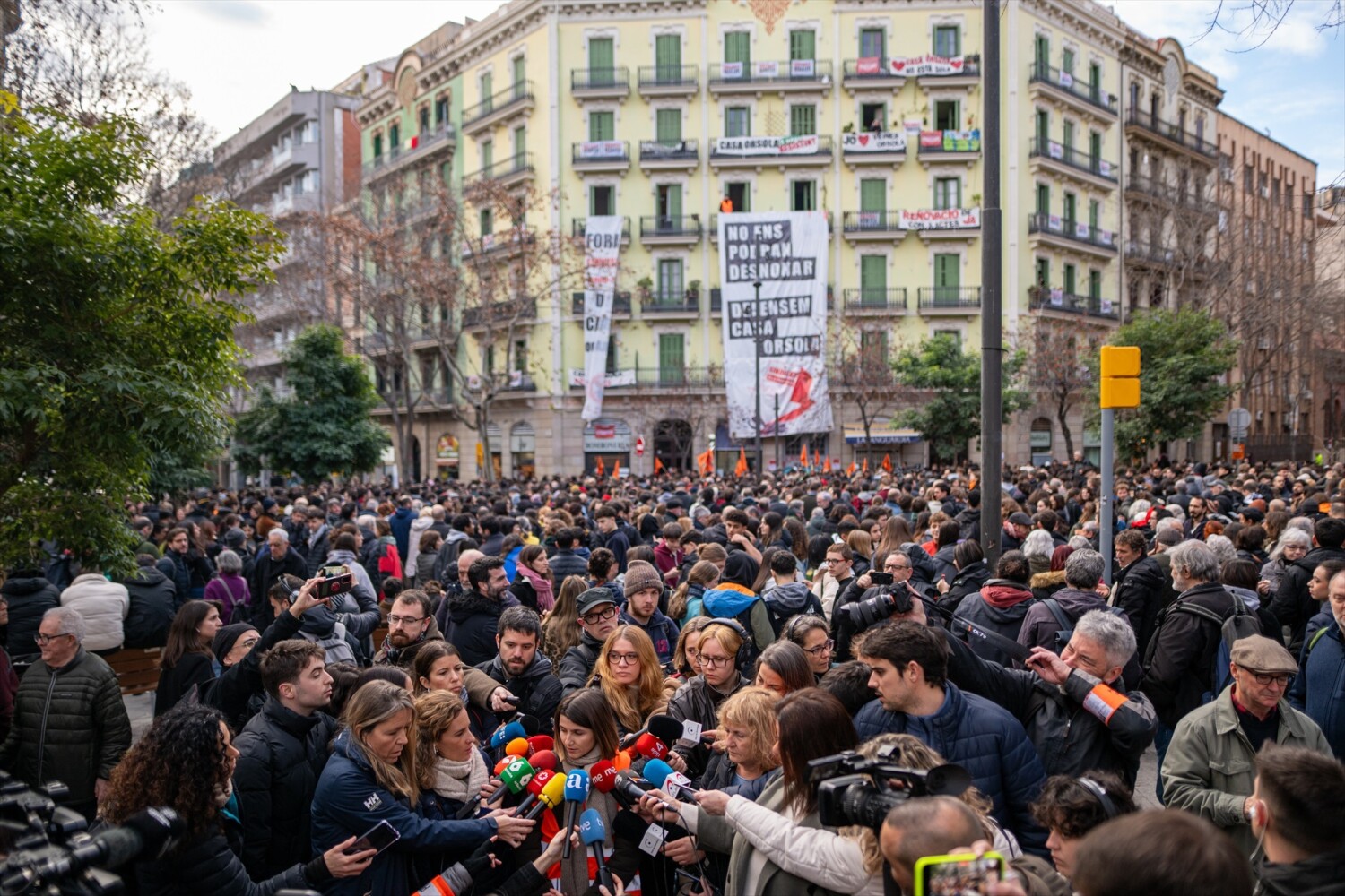 Més de 1.000 persones es van concentrar davant de la Casa Orsola per denunciar el desnonament que estava previst el divendres 31 de gener.