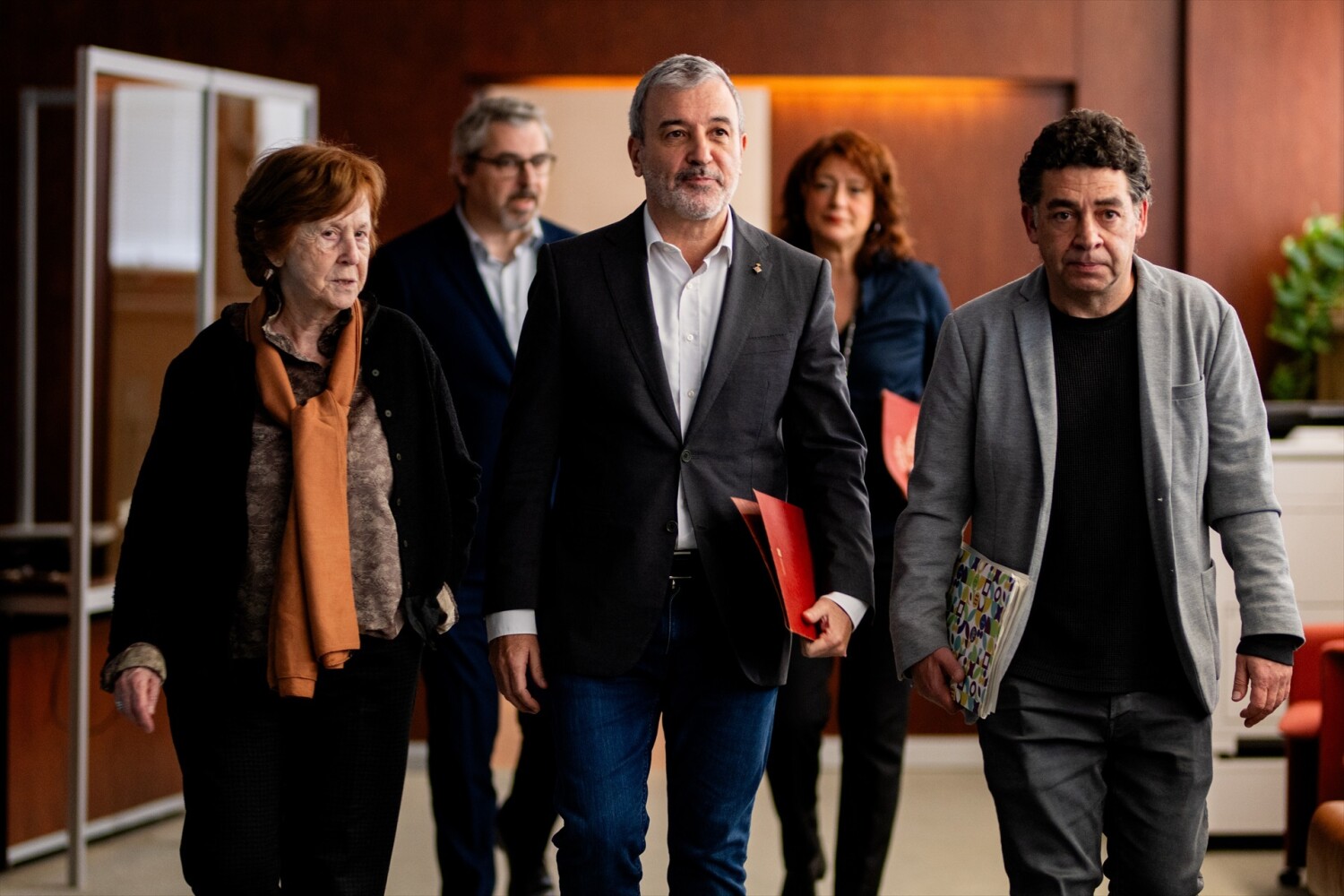 La presidenta d'Hàbitat3, Carme Trilla, l'alcalde de Barcelona, Jaume Collboni i el síndic de greuges de Barcelona, David Bondia, arribant a la roda de premsa per explicar els detalls de la compra de la Casa Orsola (7 de febrer de 2025). / EuropaPress