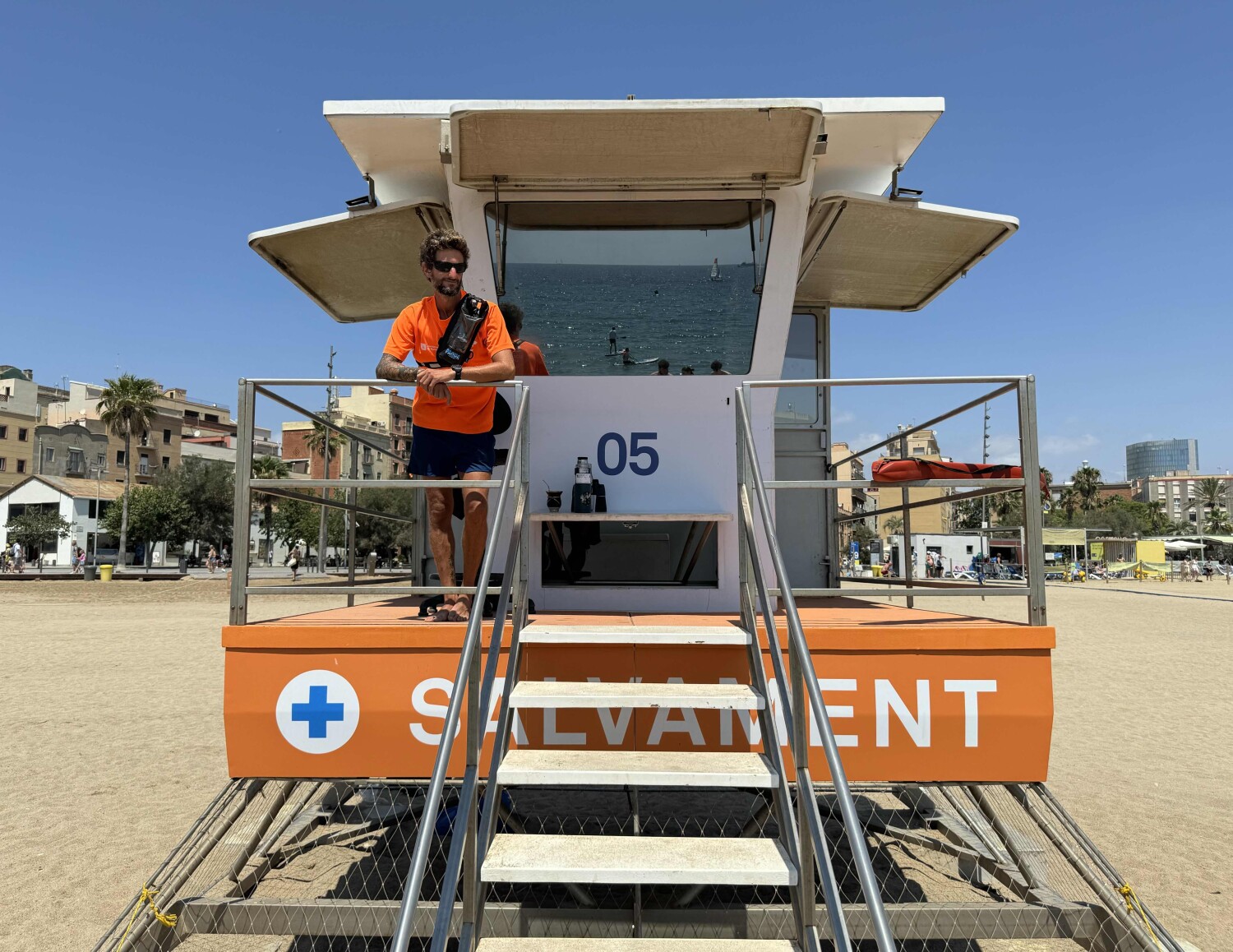 El socorrista César Vallet a la platja de la Barceloneta.