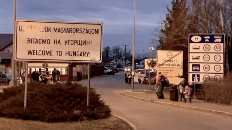 Vista d'una familia travessant la frontera hongaroucraïnesa per Tiszabecs.
