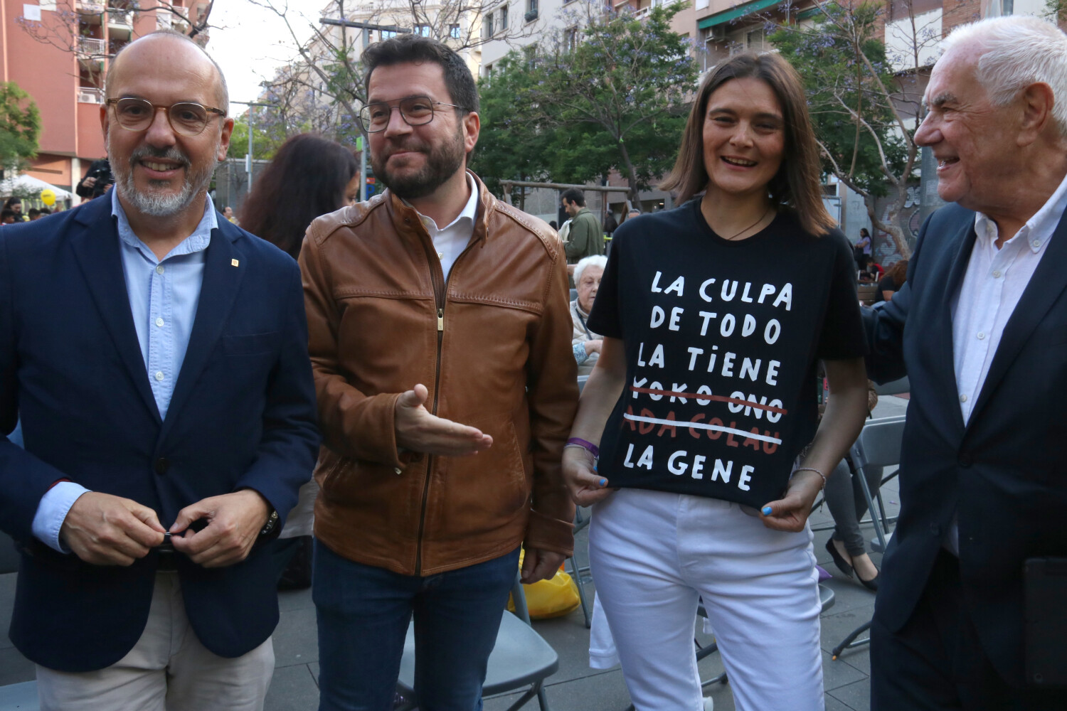 La número 7 de la llista d'ERC a Barcelona, Rosa Suriñach, ensenya una samarreta al costat del candidat, Ernest Maragall; el president del Govern, Pere Aragonès; i el conseller Carles Campuzano Data de publicació: dilluns 22 de maig del 2023, 19:16 Localització: Barcelona Autor: Bernat Vilaró