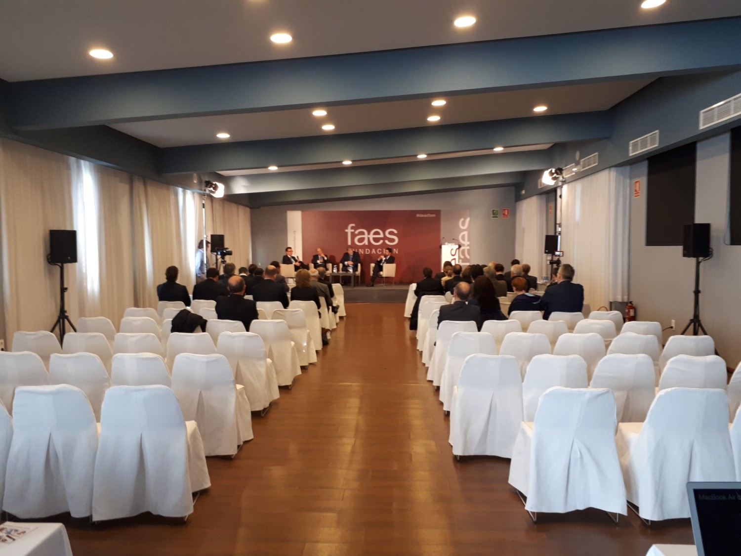 La sala on es celebrava la jornada de FAES, abans de la conferència d'Aznar