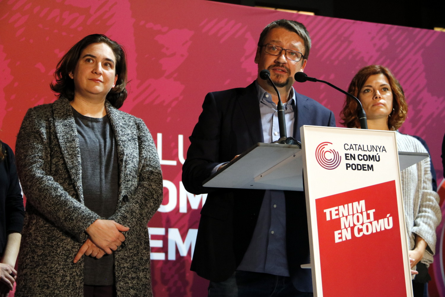 El candidat de Catalunya en Comú Podem, Xavier Domènech, juntament amb l'alcaldessa de Barcelona, Ada Colau, valora el resultats de les eleccions del 21-D