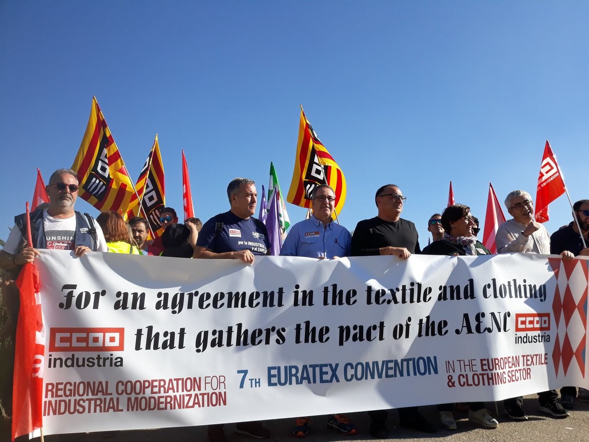 Arturo León, responsable de CCOO al País Valencià, en el centre de la imatge.