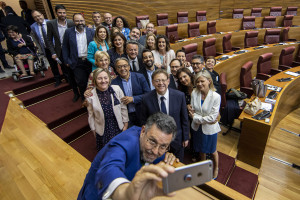 Els diputats del PSPV es fan una fotografia en acabar el ple de constitució de les Corts.