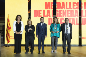 D'esquerra a dreta, la presidenta del Parlament, Anna Erra; Marta Pessarrodona; el president Pere Aragonès; Maria del Mar Bonet i Eliseu Climent