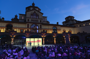 L'acte de la Medalla d'Or es va celebrar a la plaça Margarida Xirgu, amb el Palau de l'Agricultura -seu del Teatre Lliure- al fons