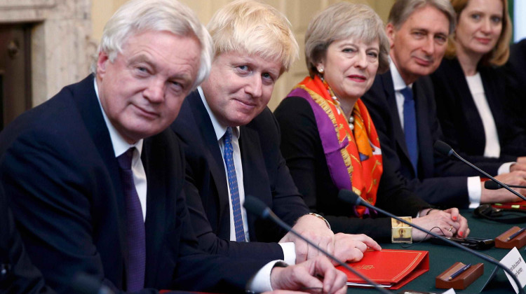 La primera ministra britànica Theresa May amb el secretari d’Estat per a les Relacions Exteriors a la seua dreta i altres membres del Partit Conservador.