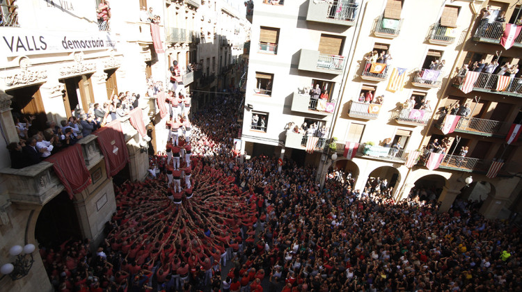 Valls és el quilòmetre zero  del món casteller. La tradició i la potència de les seues colles, la Joves i la Vella, no en deixa cap dubte.