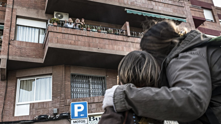Primers dies en que els nens poden sortir al carrer una hora al dia acompanyats d un adult. Cornellà de Llobregat.. FOTO XAVIER BERTRAL/ DIARI ARA / CORNELLA DE LLOBREGAT/ BARCELONA