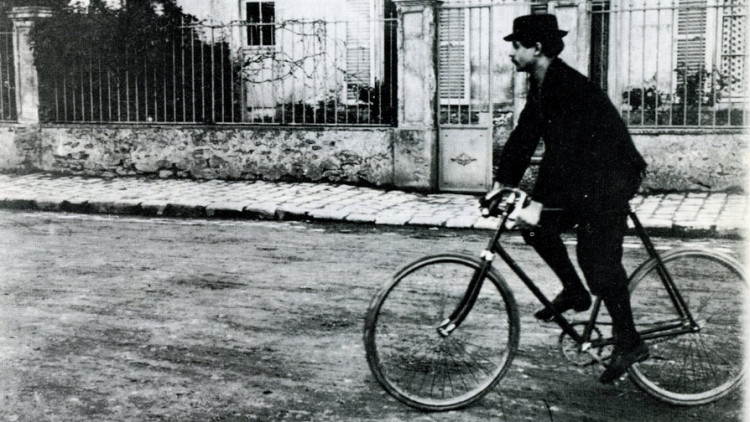 Alfred Jarry (1873-1907), amb la seva inseparable bicicleta.