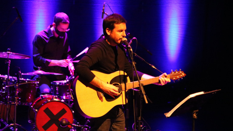 Pau Alabajos, durant el concert inaugural del BarnaSants 2021, a l'Hospitalet. ACN