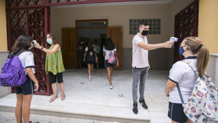 Entrada de l'alumnat en un centre escolar de Gandia