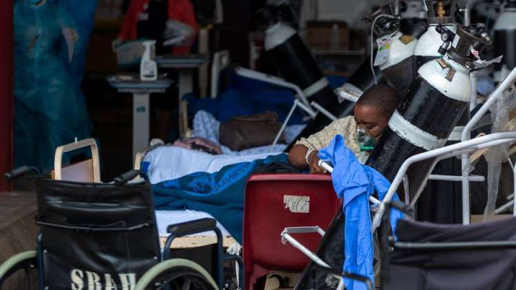 Un jove contagiat per coronavirus és assistit amb un respirador a l'hospital de Pretòria, Sud-Àfrica. Der Spiegel