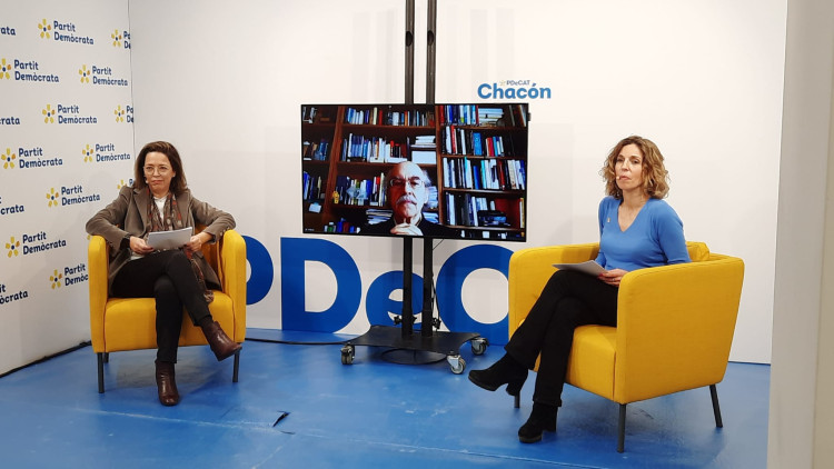 L’exconseller Andreu Mas-Colell (en pantalla) i la candidata del PDeCAT Àngels Chacón (a la dreta) durant la trobada telemàtica. PDeCAT
