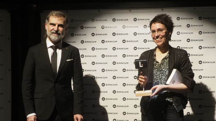 El president d'Òmnium Cultural, Jordi Cuixart, amb Eva Baltasar, guanyadora del Premi Òmnium a la millor novel·la de l'any. Òmnium Cultural