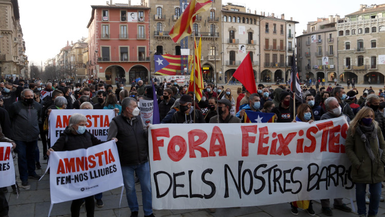 Pla obert de manifestants antifeixistes a la plaça Major de Vic, contra un acte de Vox. Agència Catalana de Notícies