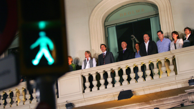Artur Mas celebrava la victòria en la nit electoral de 2006. Tot i així, els resultats obtinguts l'obligaven a negociar per optar a governar la Generalitat de Catalunya, cosa que no va aconseguir. Jordi Play - Arxiu EL TEMPS