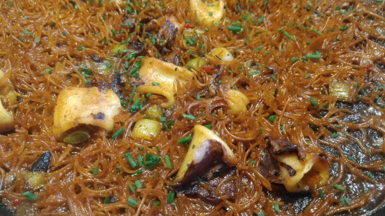 Rossejat de fideu amb calamars i allets. Viquipèdia