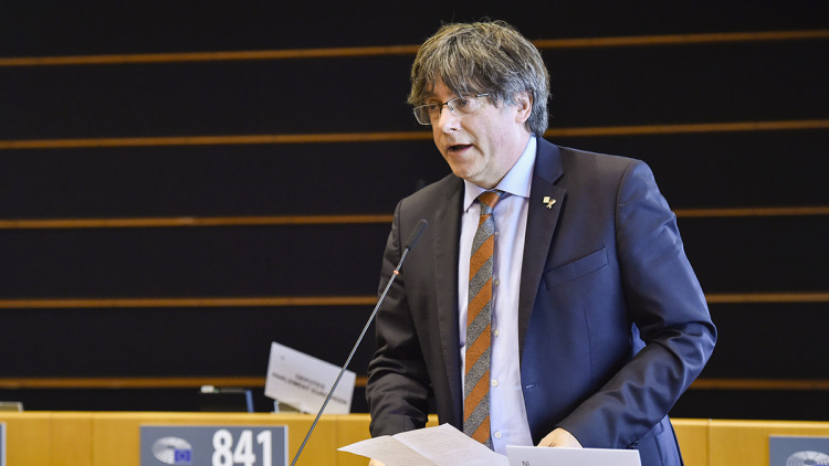Pla mitjà de l'eurodiputat de Junts Carles Puigdemont durant una intervenció al ple de l'Eurocambra. Agència Catalana de Notícies