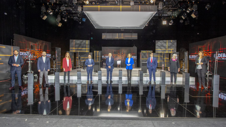 Foto de grup dels nou candidats a la presidència de la Generalitat moments abans de l'inici del debat electoral del 14-F a TV3 el 9 de febrer del 2021. Agència Catalana de Notícies