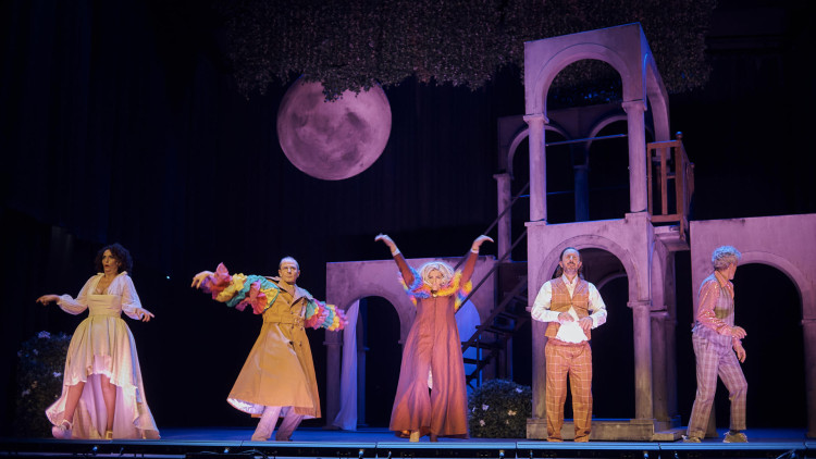 Fins el 28 de febrer, L’Èxit de la Temporada es pot veure al teatre Coliseum de Barcelona i després es trasllada a Madrid