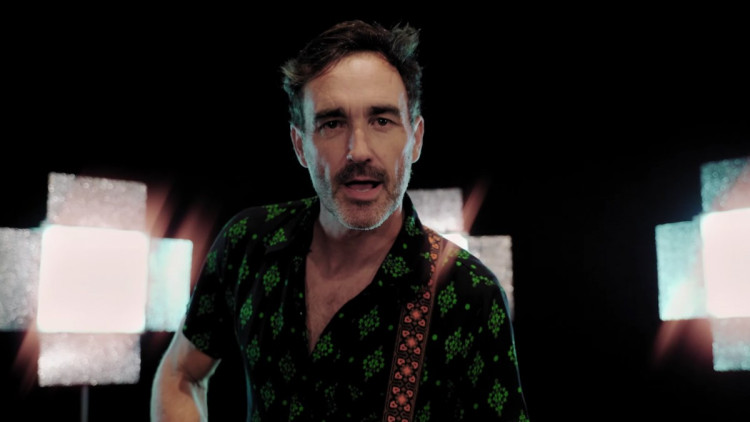 Òscar Briz, en una imatge del videoplip "Stereotype"