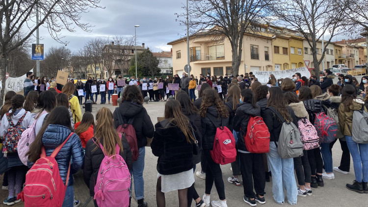 Les noies s’han concentrat davant de l’institut. Pol Baraza