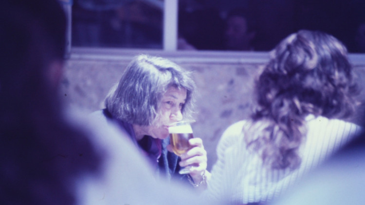 Aquesta foto de Patricia Highsmith bevent una cervesa a Lleida ha inspirat el títol del volum de contes que homenatja l'autora: 'La cervesa de la Highsmith'. Pedro Soto Astiz