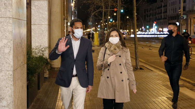 Pla obert del candidat de Vox a la Generalitat, Ignacio Garriga, arribant a l'Hotel Avenida Palace de Barcelona per seguir la nit electoral. Agència Catalana de Notícies